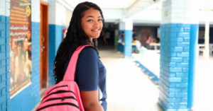 Mais alunos conseguem seguir os estudos sem repetir anos na rede pública