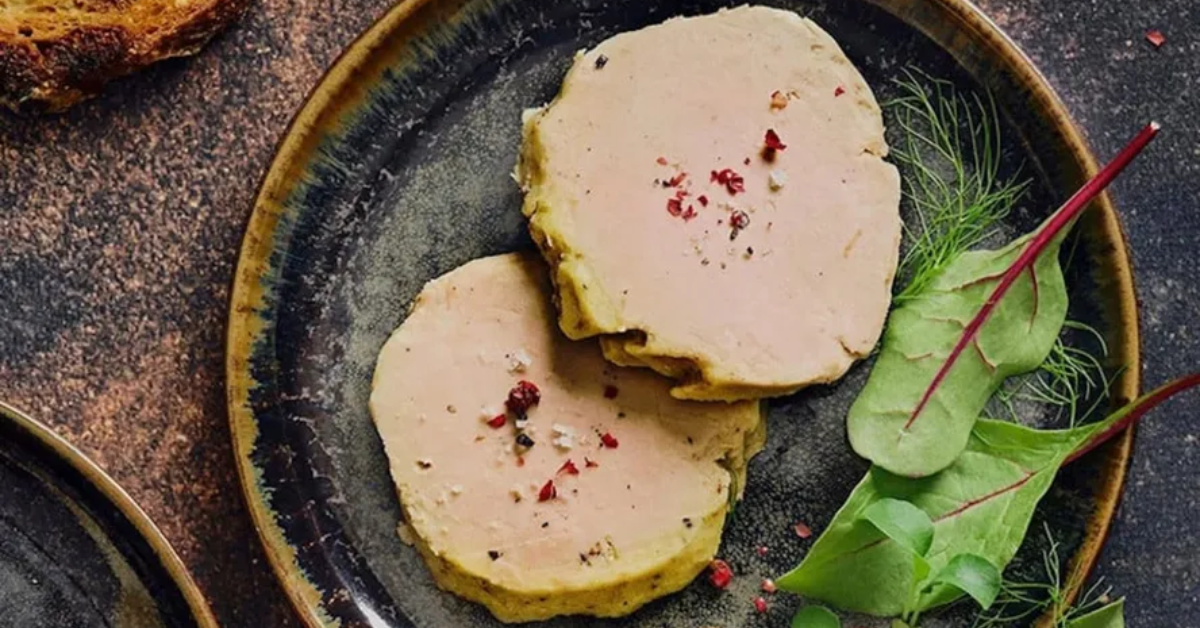 O foie gras produzido por alimentação forçada passa a ser proibido no Brasil. Ao mesmo tempo, pesquisas desenvolvem alternativas que preservam o alimento sem recorrer à gavage.