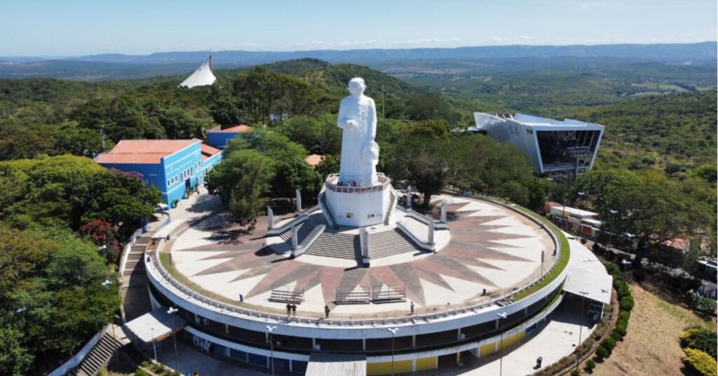 Estátua de Padre Cícero no Complexo do Horto, um dos Lugares Sagrados de Juazeiro reconhecidos como Patrimônio Cultural do Brasil.