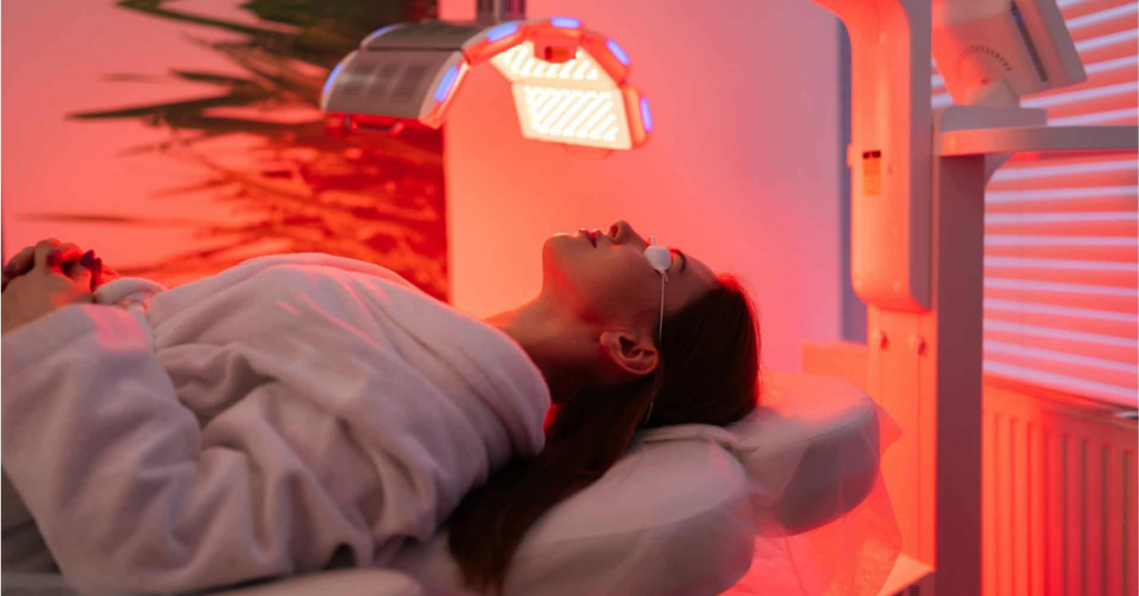 Descoberta de pesquisadores da Unifor e da UFC pode orientar tratamentos de cicatrização mais precisos ao explicar a ação da luz vermelha nas células.