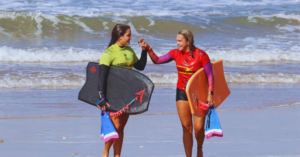 Mãe e filha levam o legado do bodyboarding para as mesmas competições