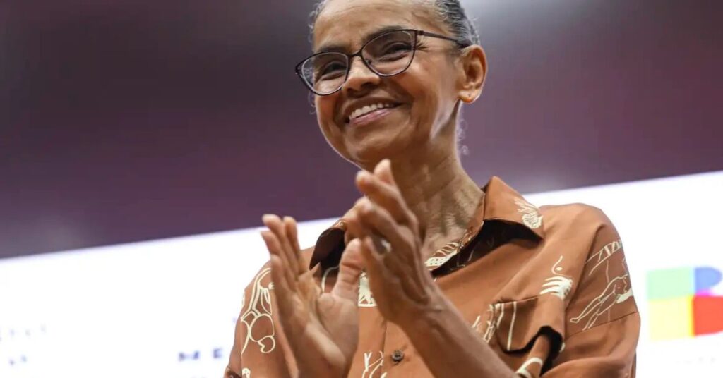 Marina Silva durante cerimônia em que recebeu a maior condecoração da França por sua trajetória em defesa do meio ambiente.