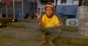 Menino socorrista de 10 anos inspira equipes de resgate após terremotos na Venezuela