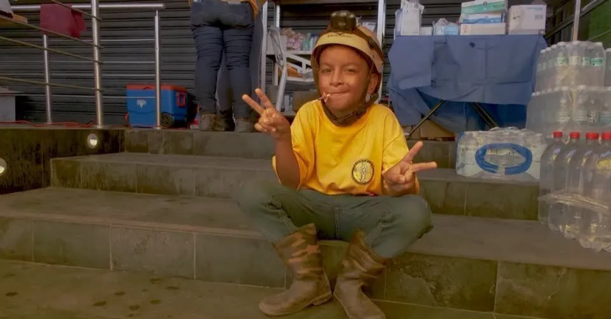 O menino socorrista Sebastian Corro, de 10 anos, conquistou o respeito de brigadistas internacionais ao ajudar nas ações de apoio às vítimas dos terremotos em La Guaira, na Venezuela.