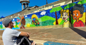 Professor mobiliza estudantes e moradores para criar mural de tampinhas em escola do Paraná