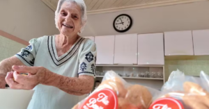 Prestes a completar 100 anos, idosa mantém negócio de bolachas com receita de quase 80 anos