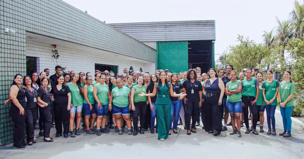 Equipe das empresas The Class Professional e Dani Embalagens Plásticas, vencedoras do prêmio inclusão racial no comércio exterior, reunida em frente à unidade da empresa no Rio de Janeiro.