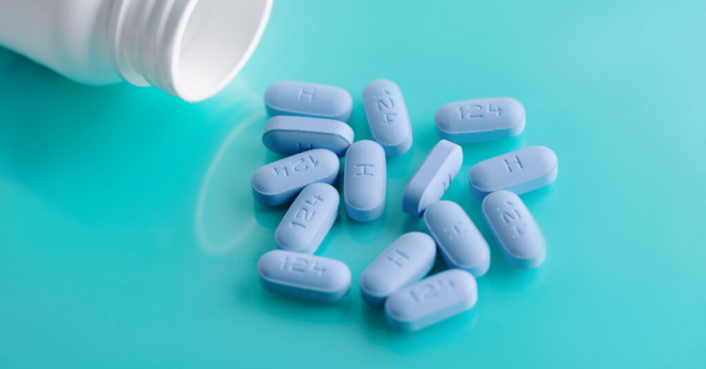O remédio para HIV produzido integralmente pela Fiocruz concluiu sua etapa de fabricação no Brasil. Os primeiros lotes aguardam apenas o registro da Anvisa para abastecer o SUS.