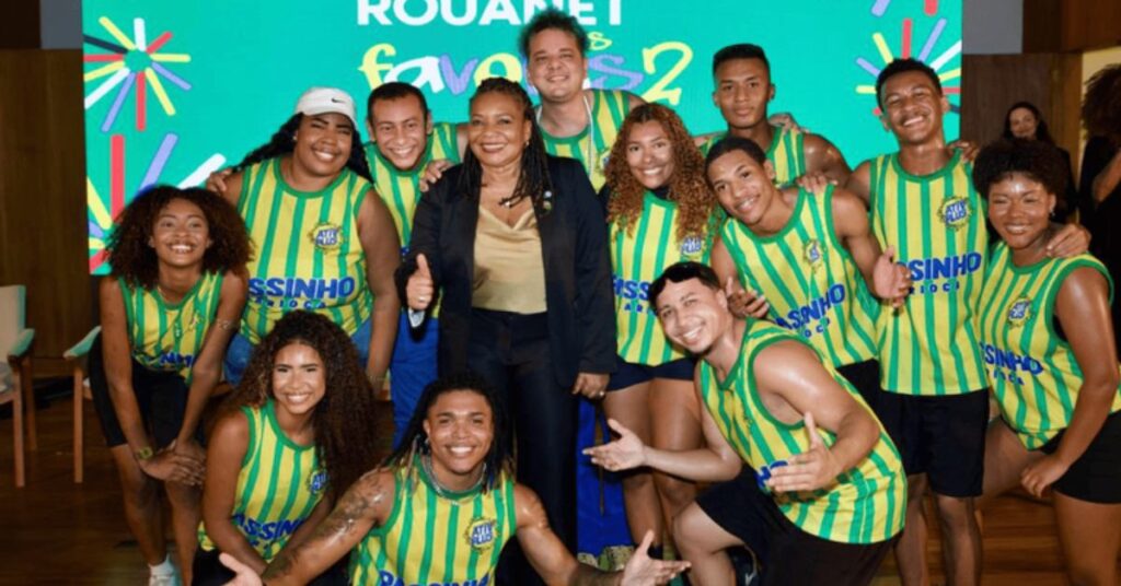 Ministra Margareth Menezes posa com jovens do Passinho Carioca durante o lançamento do Rouanet nas Favelas no Rio de Janeiro.