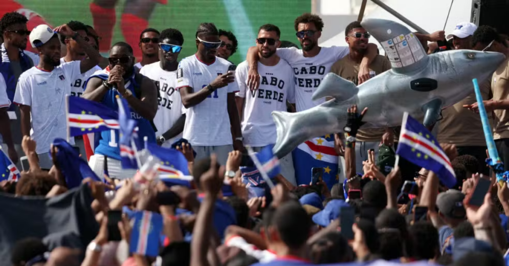 Com bandeiras de Cabo Verde e um tubarão inflável, torcedores transformaram a chegada da seleção em uma grande festa popular no Dia da Independência do país.
