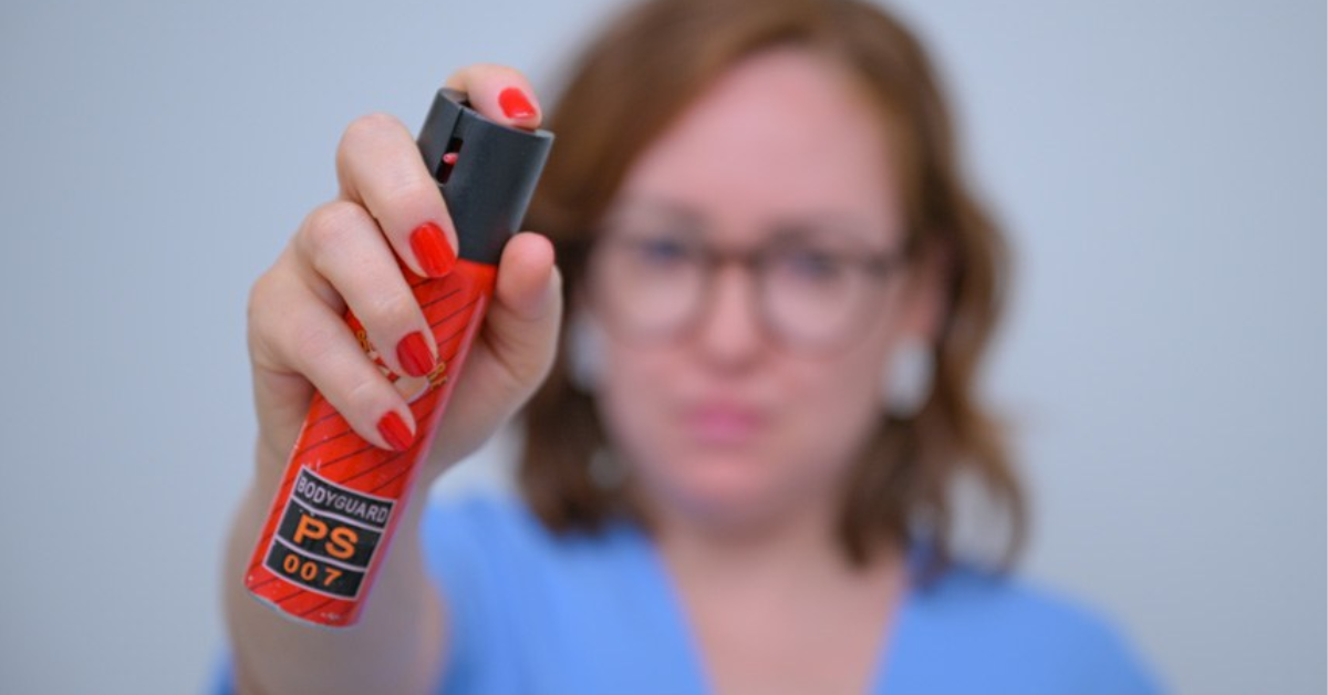 A nova lei estabelece regras nacionais para o spray de pimenta para mulheres e autoriza a compra e a posse do dispositivo por maiores de 18 anos em todo o Brasil.