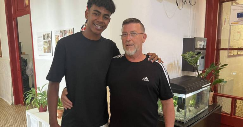 Inocente Díez, conhecido como Kubala, coordena o Fútbol Sin Barreras, projeto que atende jovens impedidos de jogar por causa dos custos das categorias de base.