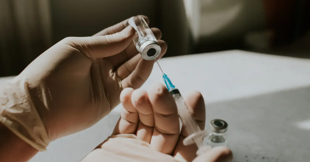 O primeiro ensaio de reprogramação celular em humanos começou com pacientes que têm glaucoma, condição escolhida por oferecer um ambiente mais seguro para testar a nova tecnologia.