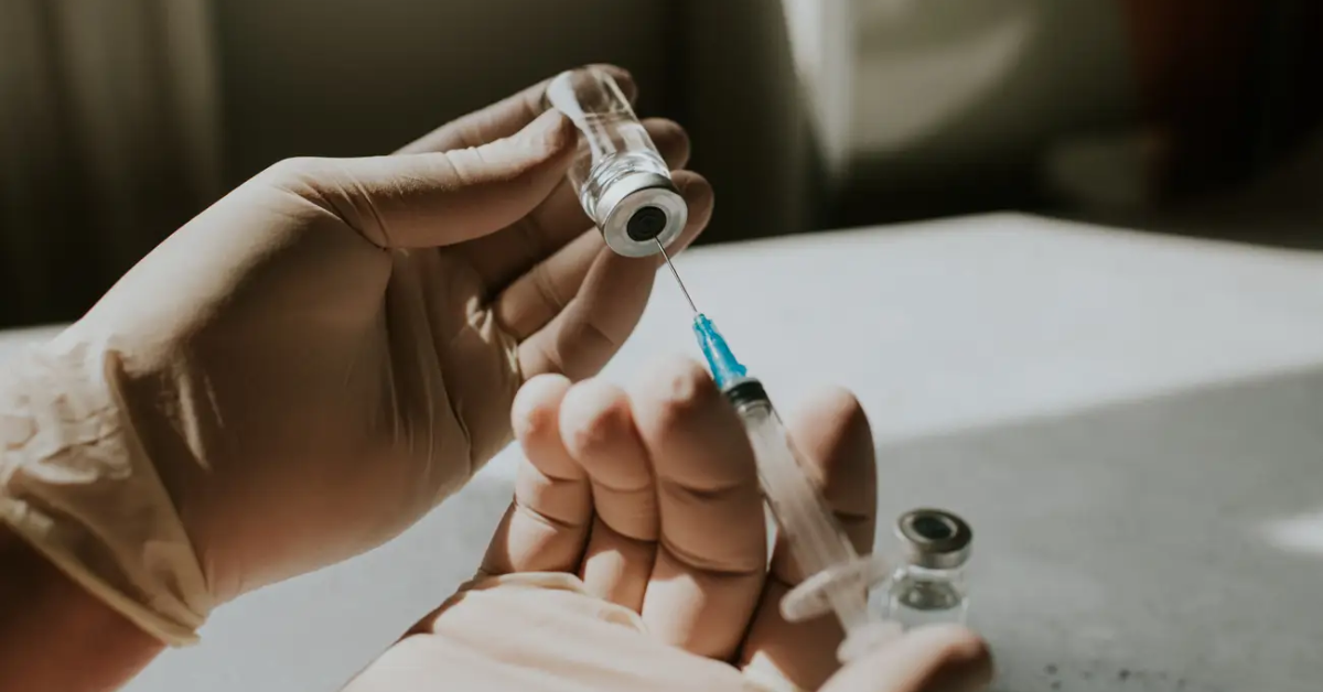 O primeiro ensaio de reprogramação celular em humanos começou com pacientes que têm glaucoma, condição escolhida por oferecer um ambiente mais seguro para testar a nova tecnologia.