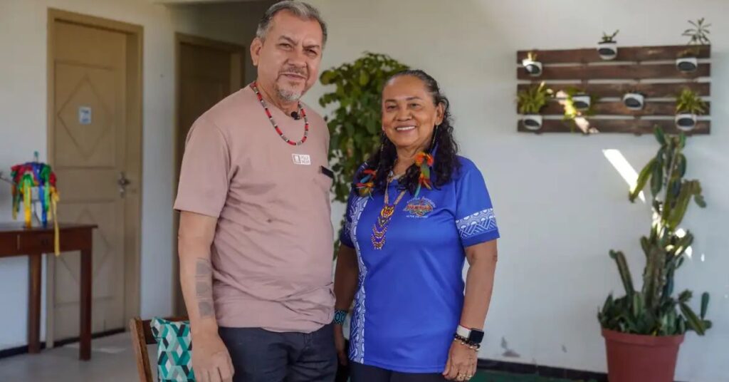 Dórisson Borari e Maria Munduruku, fundadores da Pousada do Mingote, exemplo de turismo de base comunitária em Alter do Chão.