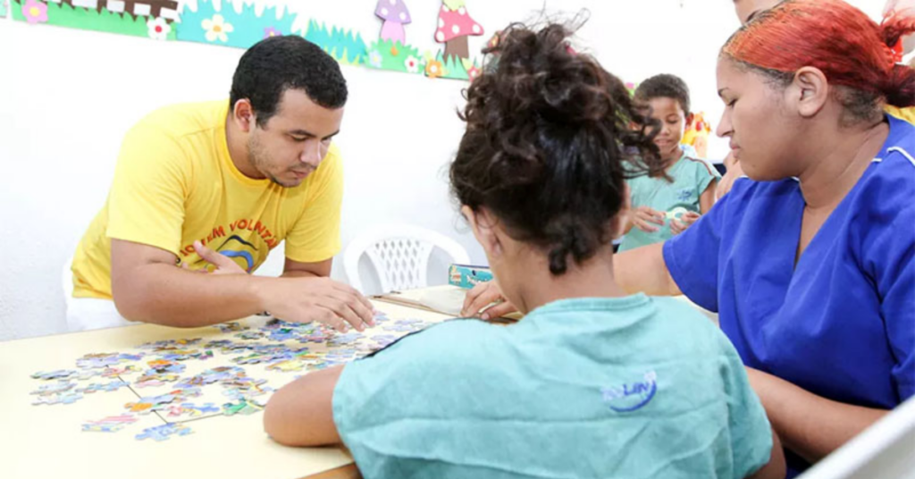 O Projeto Jovem Voluntário da Unifor prepara estudantes e colaboradores para desenvolver ações de acolhimento em hospitais e instituições sociais de Fortaleza.