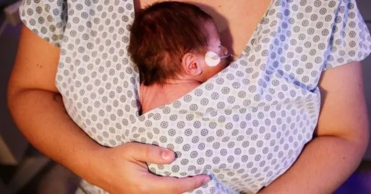 Recém-nascido no colo da mãe durante internação, representando a proteção da vacina contra VSR contra casos graves de bronquiolite.
