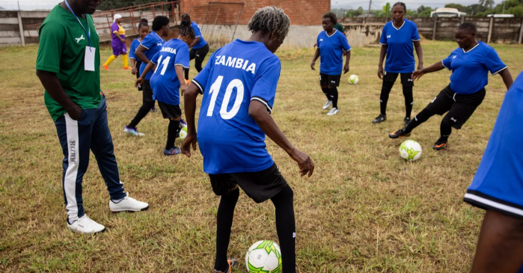 Futebol na terceira idade reúne mulheres entre 50 e 80 anos no Quênia e transforma os treinos em momentos de convivência, amizade e bem-estar.