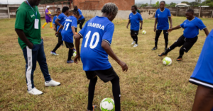 Futebol une mulheres aposentadas e combate o isolamento em comunidade rural