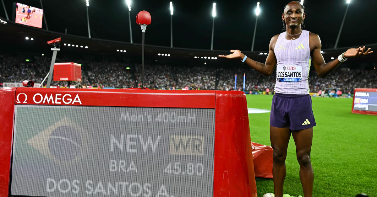 Alison dos Santos comemora recorde mundial nos 400 metros com barreiras.