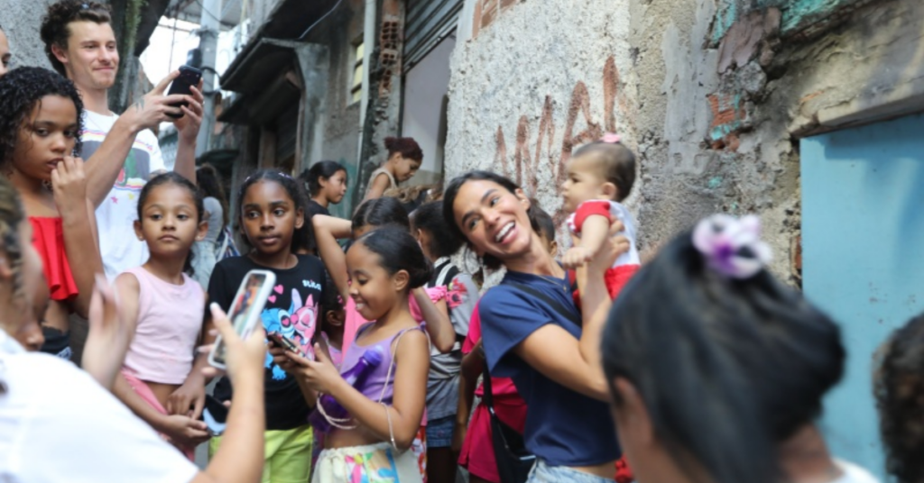 Bruna Marquezine abraça crianças durante visita à Casa Amarela Providência, projeto social localizado na comunidade da Providência, no Rio de Janeiro.
