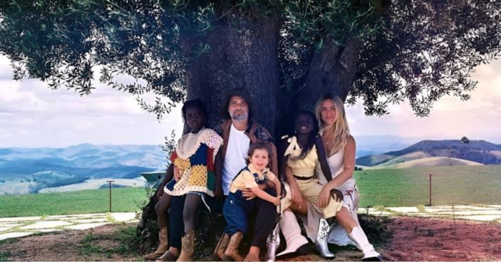 Bruno Gagliasso e Giovanna Ewbank com os filhos no Rancho da Montanha, no interior do Rio de Janeiro.