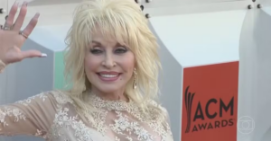 Dolly Parton deixou música inédita em uma cápsula do tempo que só abrirá em 2045