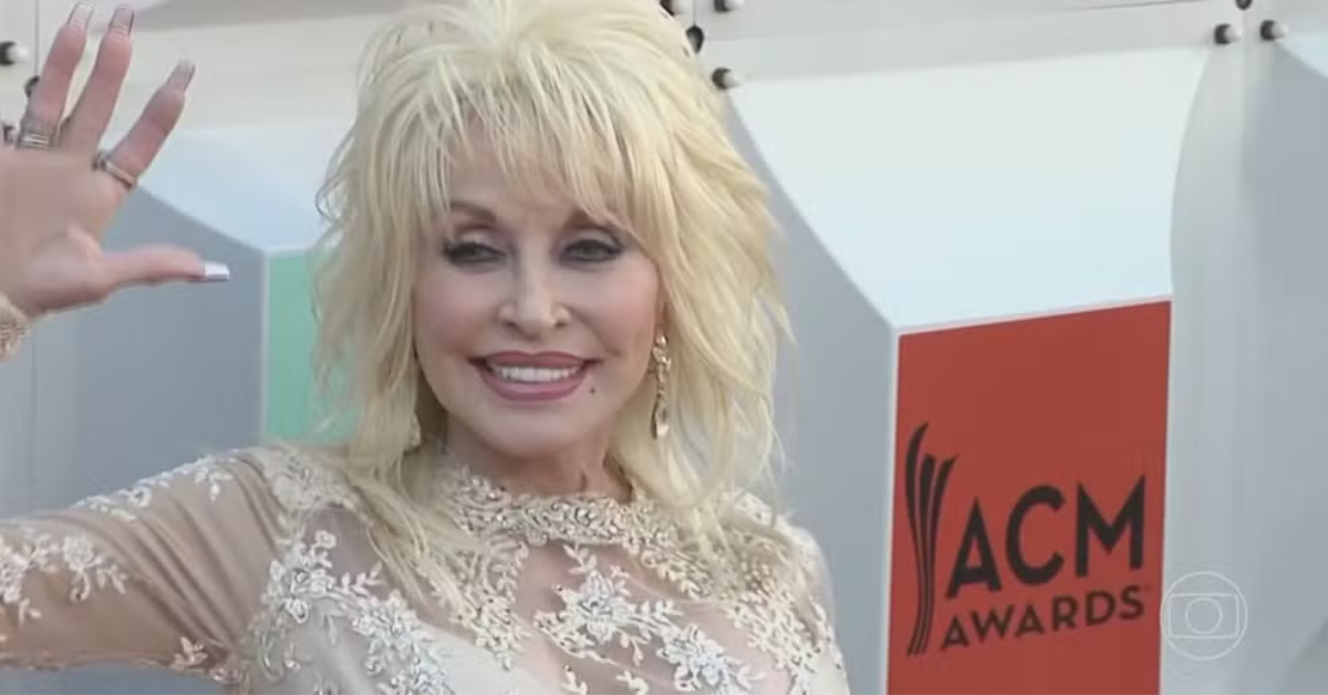 Dolly Parton, cantora que deixou música inédita em cápsula do tempo.