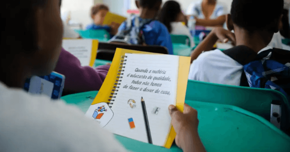 Estudantes em escola de tempo integral durante o período de aulas.