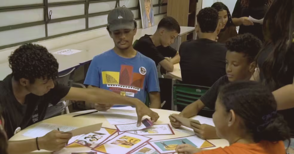 Escola forma jovens contra machismo com atividades que ajudam estudantes a reconhecer atitudes antes vistas como normais.
