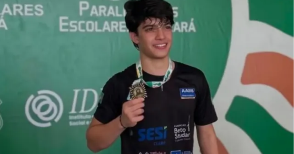 Jovem atleta cearense Tiago Freitas durante competição de tênis de mesa paralímpico.