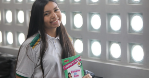 Adolescente de 15 anos transforma incentivo de amigo em livro e é convidada para a Bienal