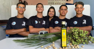 Estudantes da rede pública da Bahia criam biodiesel de licuri e levam projeto escolar ao exterior