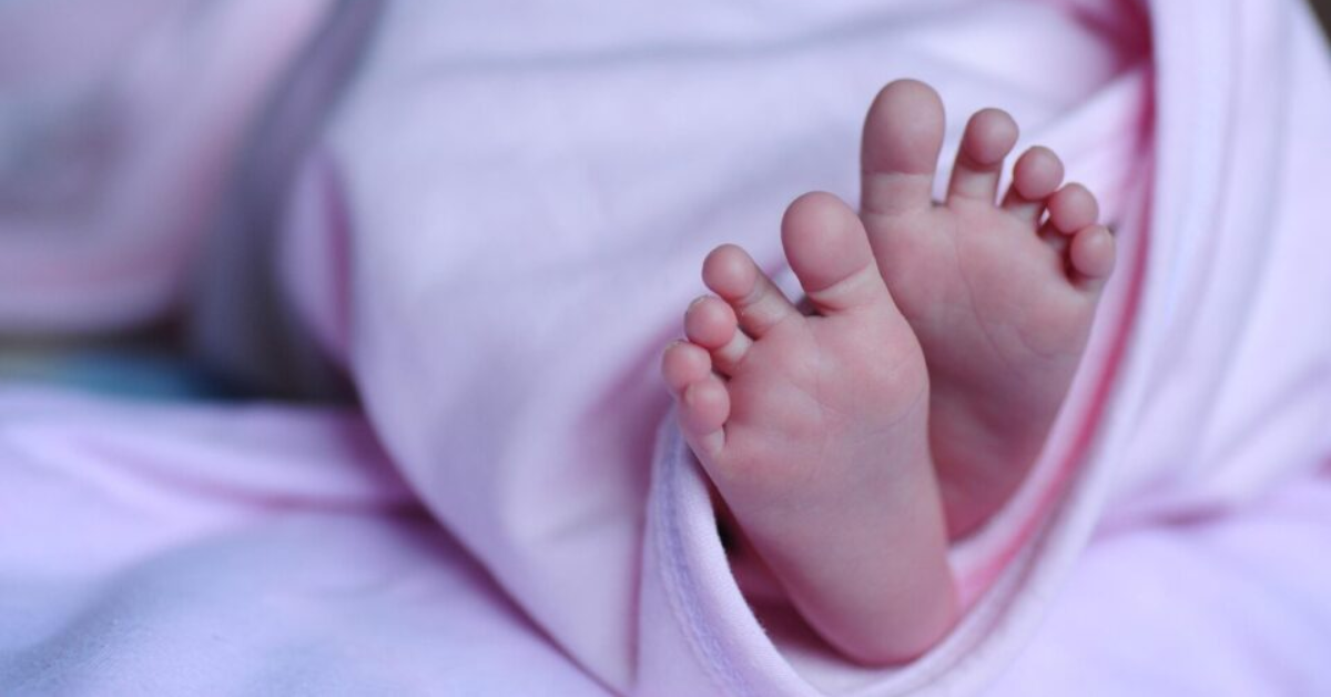 Freiras acolhem bebê deixada em Culla per la Vita em Bolonha, na Itália.