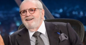 Objetos de Jô Soares passam a ajudar artistas idosos e mantêm vivo o legado do apresentador