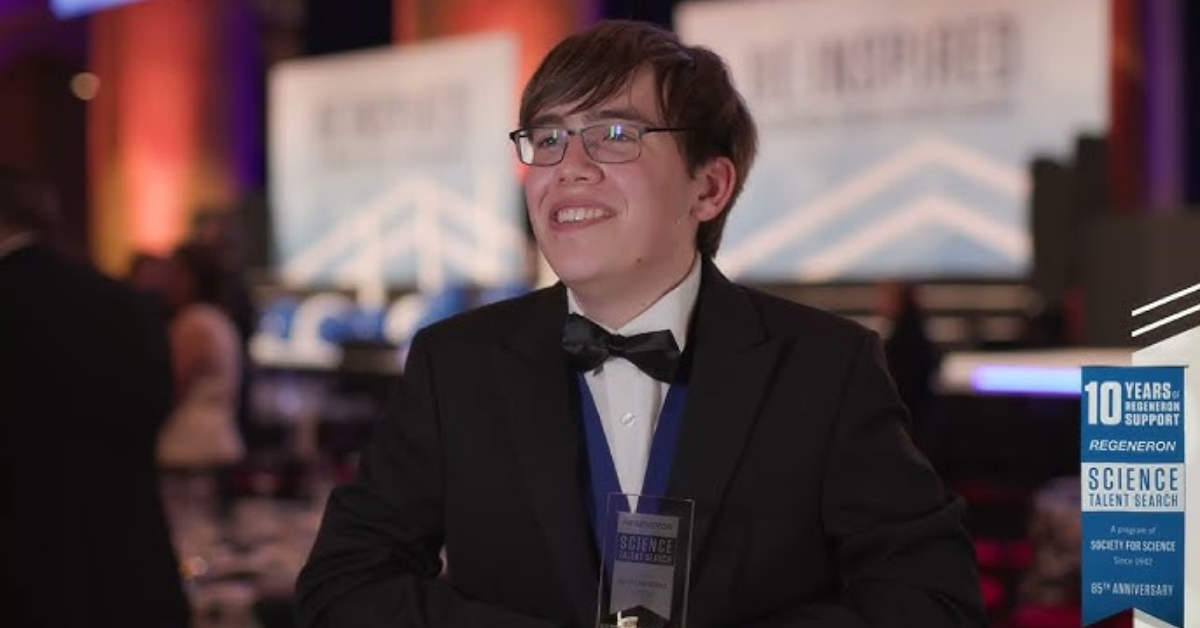 Estudante Connor Hill, de 17 anos, que descobriu 85 novas formas geométricas.
