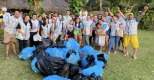 Da empresa para a areia: voluntários da M. Dias Branco ajudam a limpar praia no Ceará