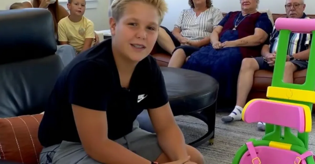 Zac Waters, de 13 anos, participou da montagem e dos ajustes do equipamento de mobilidade feito com peças impressas em 3D.
