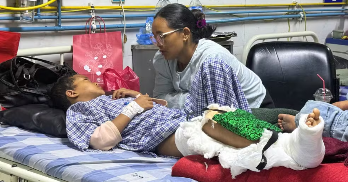 Zoyal Ghale, de 8 anos, reencontra a mãe no hospital em Katmandu após sobreviver à enchente no Nepal subindo em árvores.