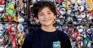 Menino de 13 anos recicla latinhas, ajuda o meio ambiente e arrecada R$ 127 mil para caridade