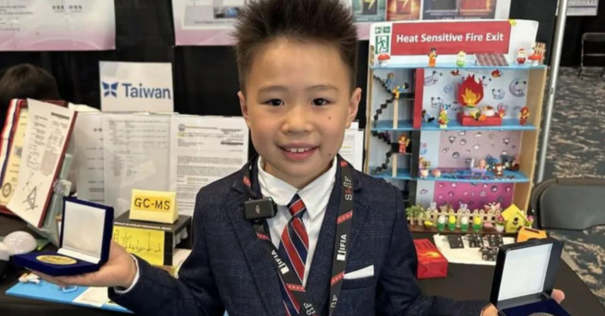 Menino de 10 anos segura medalhas após ser premiado por criar um nariz eletrônico com IA.