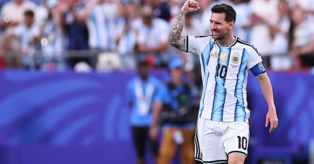 Lionel Messi com a camisa da seleção argentina durante partida de futebol.