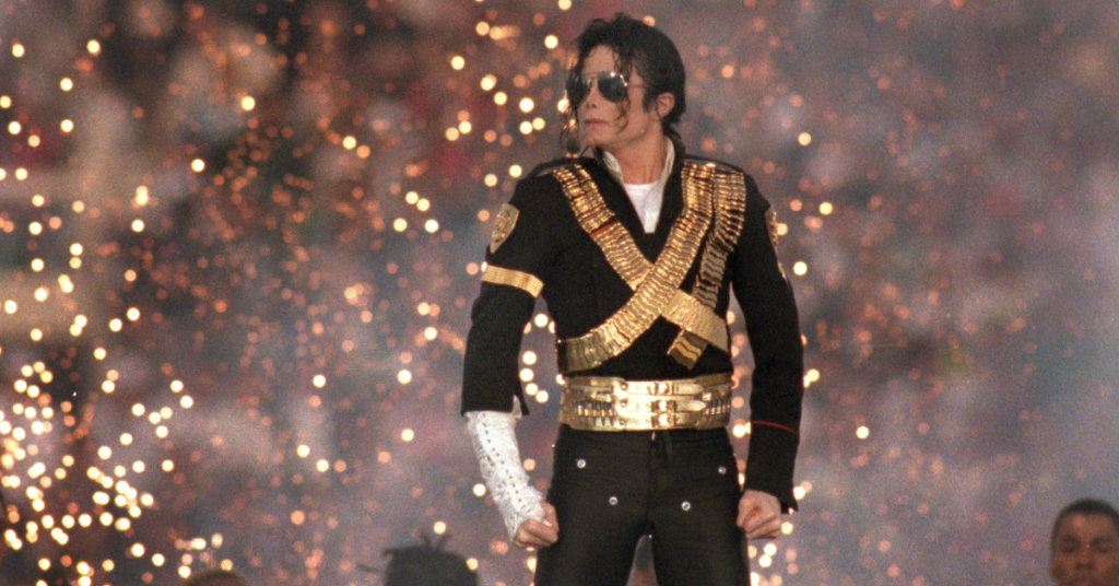 Michael Jackson, cantor conhecido como Rei do Pop, em registro durante a carreira.