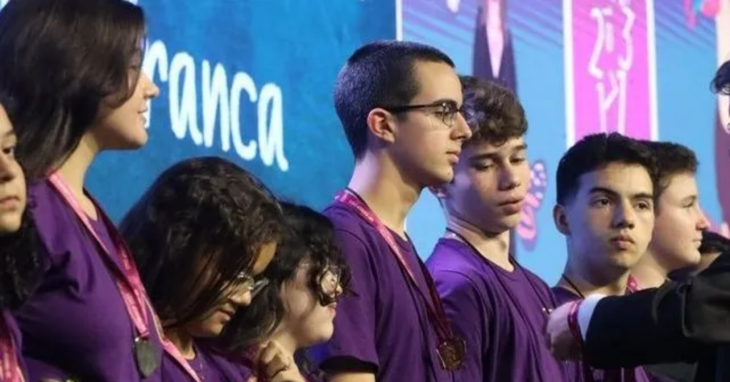 Estudantes medalhistas durante premiação da OBMEP.