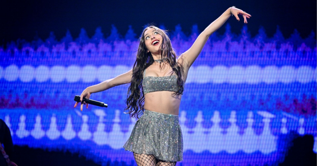 Olivia Rodrigo durante apresentação ligada ao festival Olivia Rodrigo, evento beneficente que reúne artistas sem cachê.