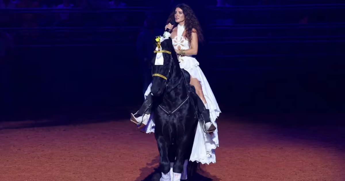Paula Fernandes usa vestido exclusivo em apresentação na Festa de Barretos.