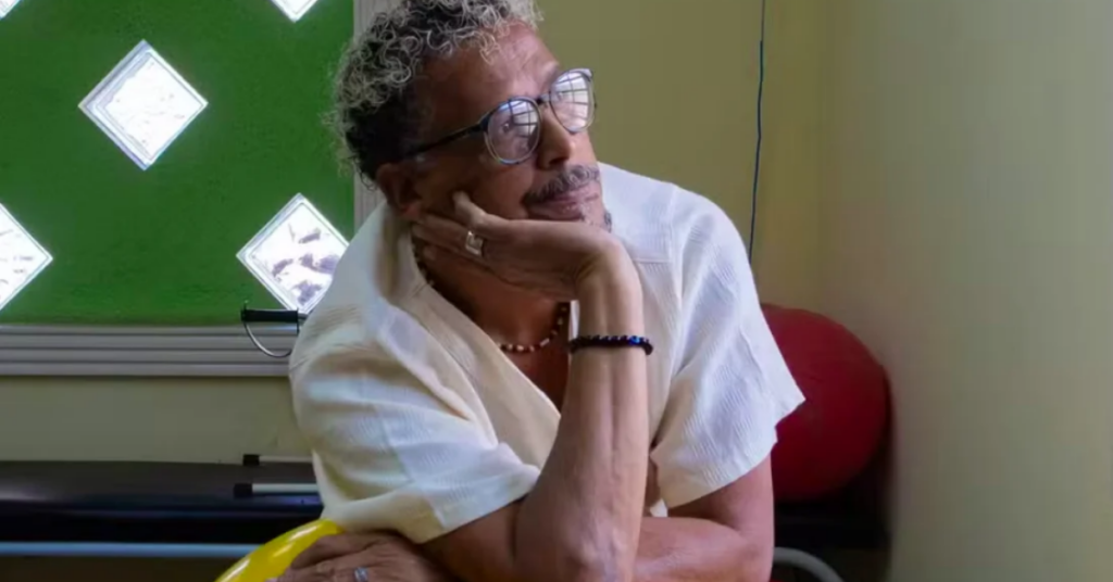 Pessoa com mais de 50 anos em atendimento de saúde relacionado ao HIV.