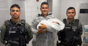 Policiais percorrem trecho sem acesso para carros e fazem parto na calçada em Pernambuco