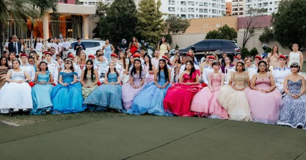 Uma noite para celebrar a vida e os 15 anos. Com apoio da Avine, 21 jovens em tratamento participaram de uma festa de debutantes promovida pelo Projeto Essência, em parceria com a Associação Peter Pan.
