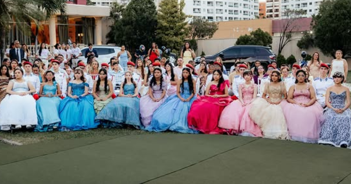 Uma noite para celebrar a vida e os 15 anos. Com apoio da Avine, 21 jovens em tratamento participaram de uma festa de debutantes promovida pelo Projeto Essência, em parceria com a Associação Peter Pan.
